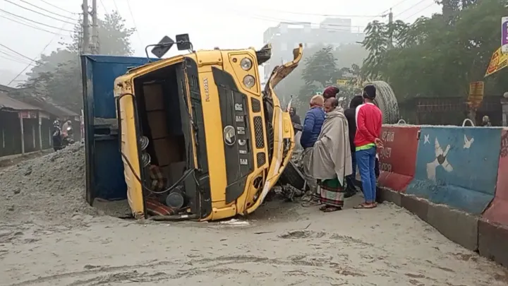ডিভাইডারের সাথে,  ট্রাকের ধাক্কা,  বেঁচে গেলেন ড্রাইভার